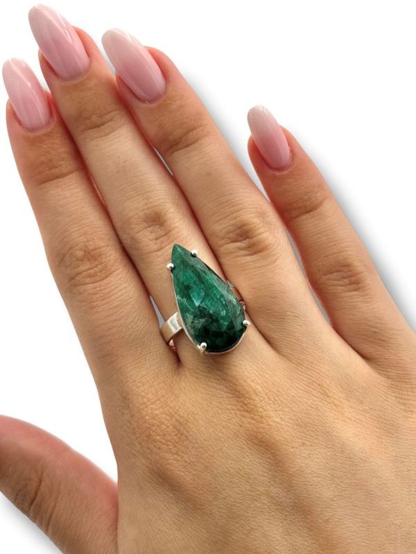 Anello artigianale in radice di smeraldo e argento 925, fatto a mano in Italia. Design moderno, pietra naturale tagliata a goccia, eleganza unica e irripetibile. By Ave Caprice.