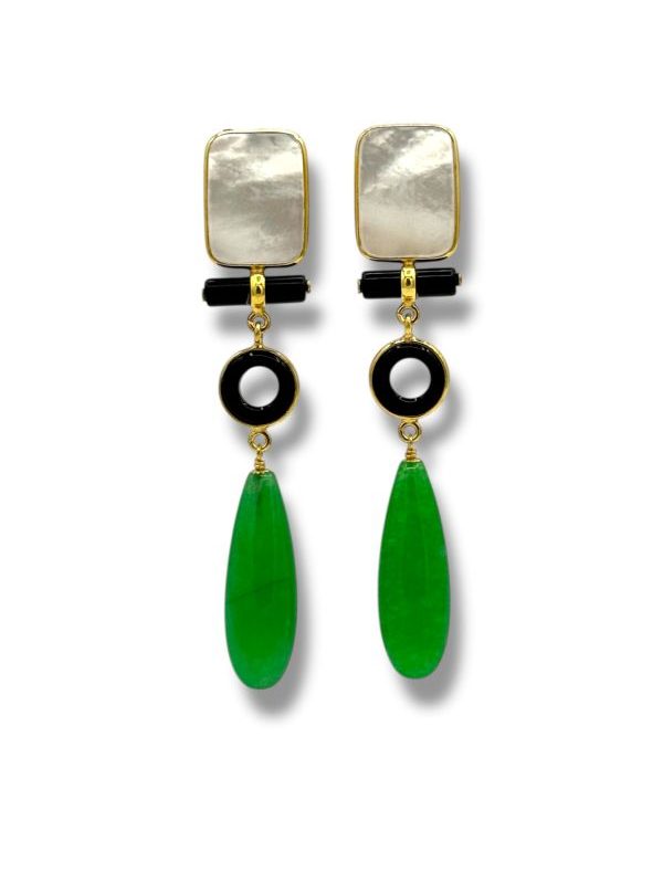 Orecchini in argento dorato con madreperla, onice e avventurina verde. Chiusura perno clip, design unico e raffinato, fatti a mano in Italia. By Ave Caprice.