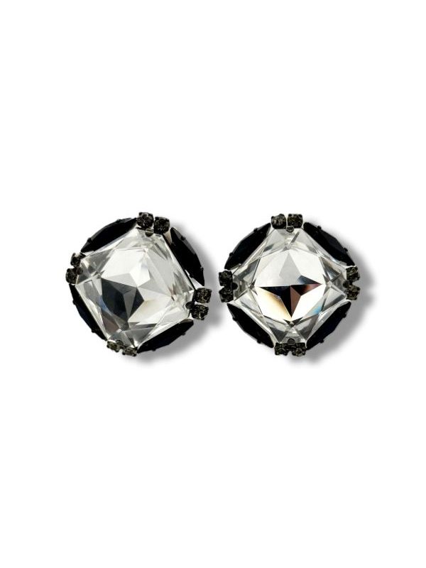 Orecchini a clip made in Italy con maxi cristallo sfaccettato e dettagli scuri. Design audace, artigianato di qualità e stile da vera diva. Pezzo unico e irresistibile. By Ave Caprice.