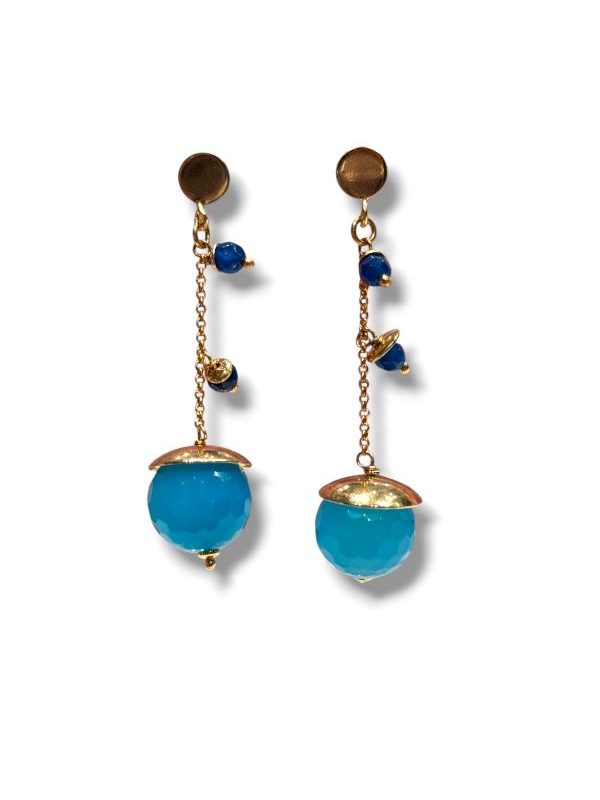 Orecchini pendenti in argento dorato con agata blu sfaccettata e dettagli in pietre blu. Pezzo unico artigianale Made in Italy dal design moderno ed esclusivo. By Ave Caprice.