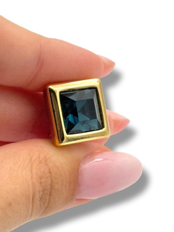 Orecchini a clip quadrati con cristallo blu e metallo dorato. Comfort senza foro, stile elegante, qualità italiana e design unico. Pezzo artigianale non replicabile. By Ave Caprice.