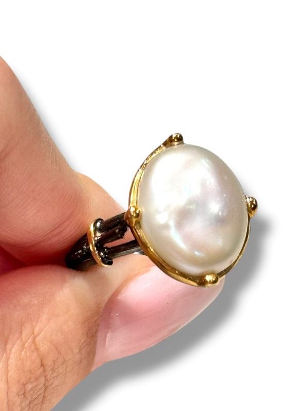 Anello artigianale in argento 925 antichizzato e dorato con perla coltivata naturale. Eleganza senza tempo e lavorazione Made in Italy. By Ave Caprice.