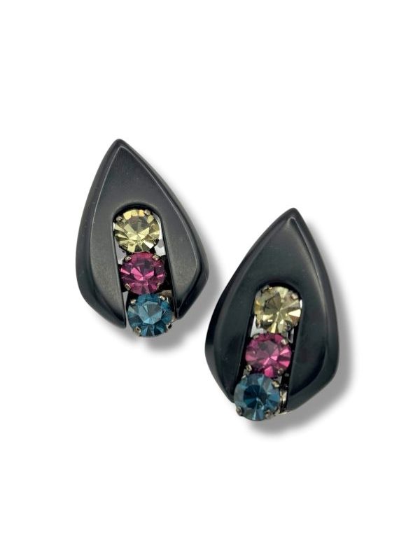 Orecchini neri a clip con cristalli colorati graffati a mano. Leggeri, raffinati e Made in Italy. Perfetti per look moderni ed eleganti, anche senza foro. By Ave Caprice.