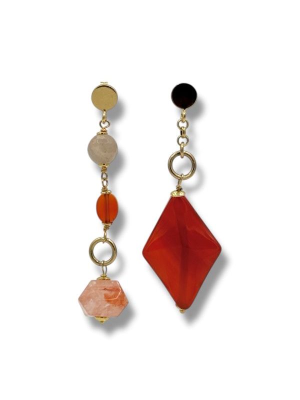 Orecchini pendenti artigianali in argento dorato con corniola. Gioielli moderni e alla moda, unici e fatti a mano in Italia. By Ave Caprice.