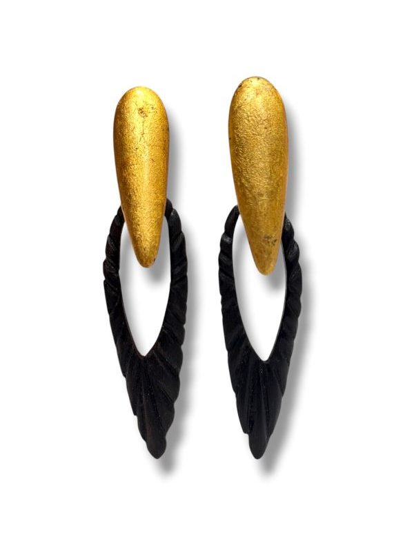 Orecchini pendenti in ebano e foglia oro 24 carati, intagliati a mano. Gioiello artigianale Made in Italy dal design unico, leggero e sofisticato. By Ave Caprice.