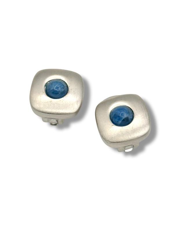 Orecchino a clip Made in Italy in metallo satinato con vetro blu cabochon. Leggero, elegante e comodo, ideale anche senza foro. Scopri il design unico. By Ave Caprice.