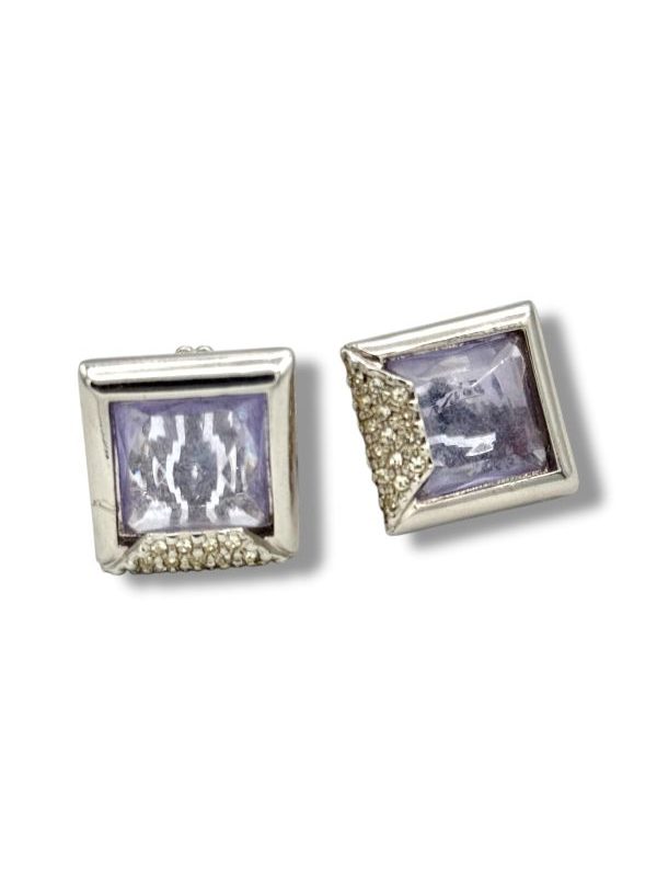 Orecchini a clip in vetro viola sfaccettato, cristalli e metallo. Realizzati a mano in Italia. Bijoux artigianale esclusivo e raffinato. Pezzo unico, comodo e luminoso. By Ave Caprice.