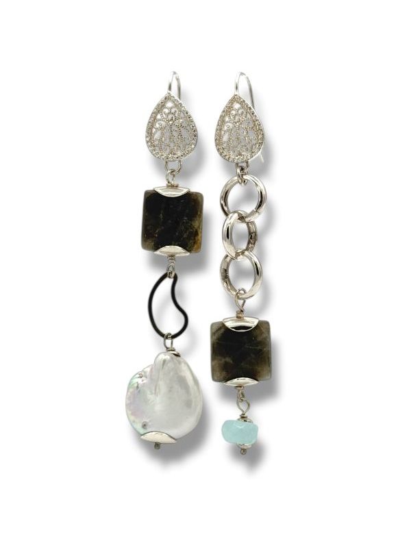 Orecchino pendente in argento 925 con zirconi, labradorite, acquamarina e perla scaramazza. Gioiello artigianale Made in Italy, elegante e pezzo unico. By Ave Caprice.