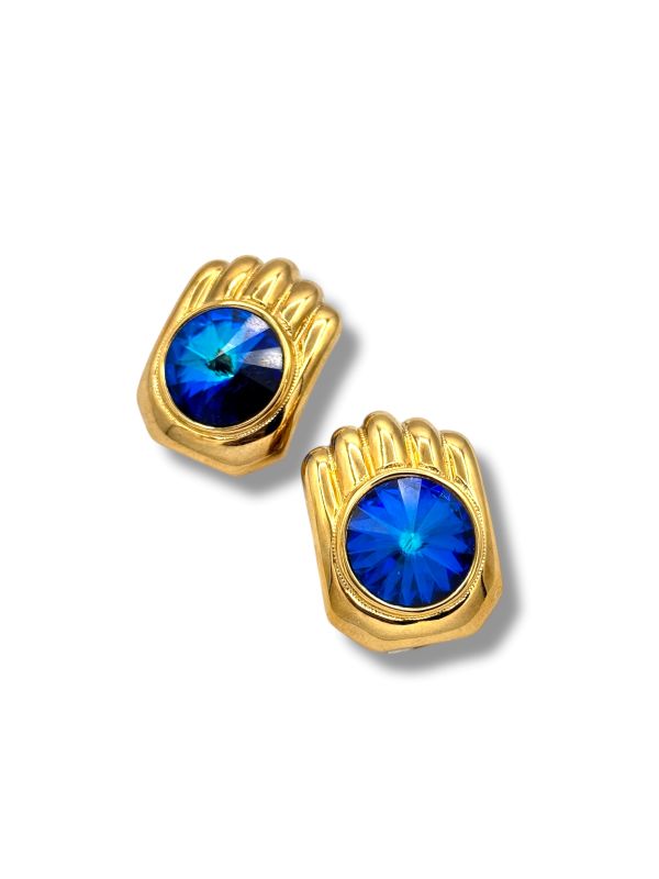 Orecchini clip dorati stile vintage con cristallo blu vibrante, fatti a mano in Italia. Pezzo unico artigianale con clip comoda e design elegante. By Ave Caprice.