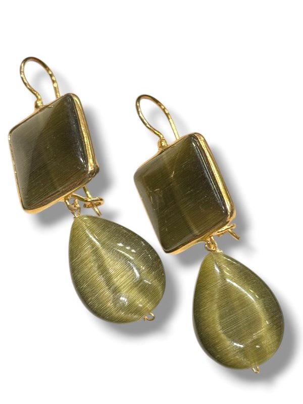 Orecchini pendenti in occhio di gatto naturale e argento dorato 925. Gioiello artigianale Made in Italy, elegante e luminoso, perfetto per look esclusivi. By Ave Caprice.