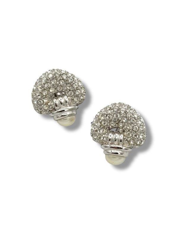 Orecchino a clip in argento 925 con perla decorativa e cristalli incastonati. Made in Italy, comodo, luminoso e artigianale. Pezzo unico di grande eleganza. By Ave Caprice.