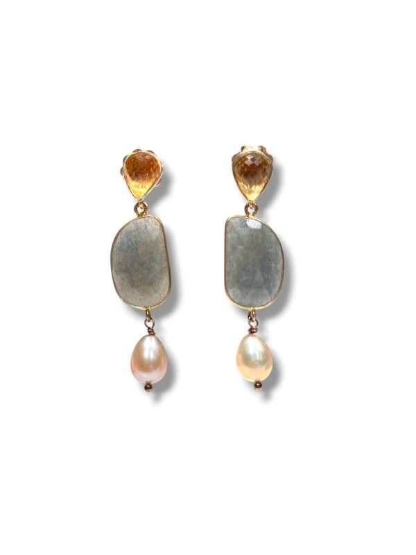 Orecchini pendenti in argento 925 dorato con acquamarina naturale, topazio sfaccettato e perle coltivate. Gioiello artigianale Made in Italy, elegante e raffinato, perfetto per cerimonie ed eventi speciali. By Ave Caprice.