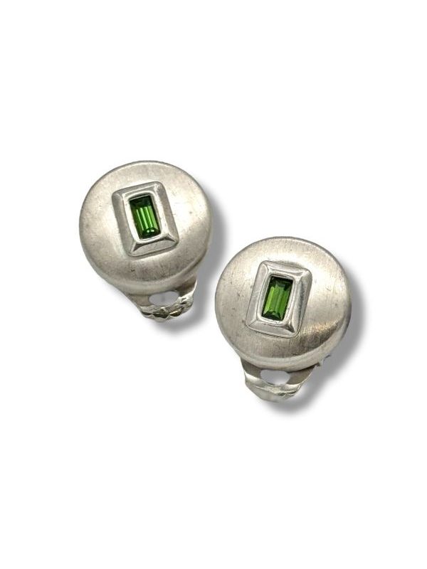 Orecchino a clip in metallo satinato con cristallo verde luminoso. Design elegante e comodo, perfetto da indossare ogni giorno. Made in Italy. By Ave Caprice.