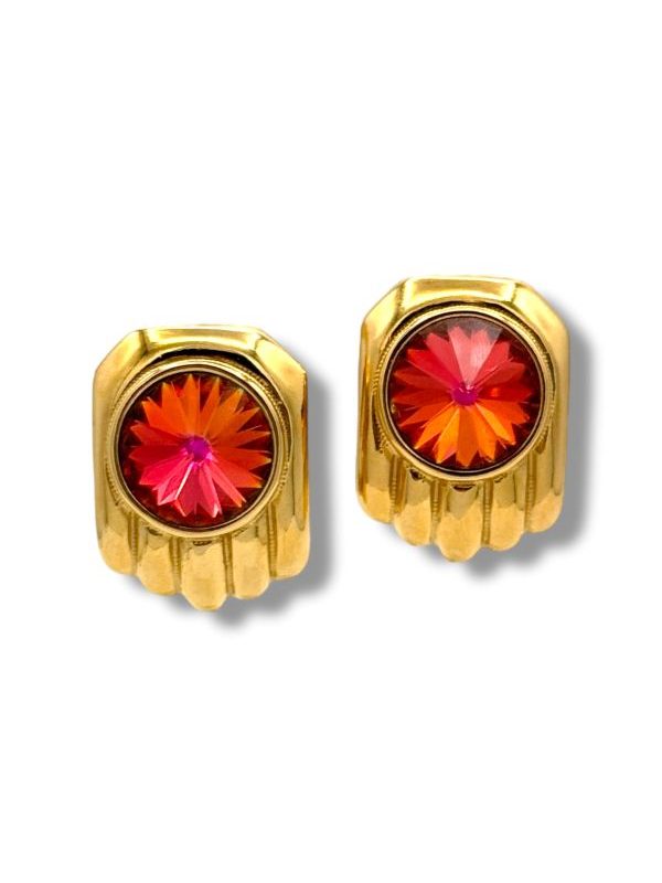 Orecchini vintage a clips con cristallo rosso-arancio sfaccettato. Montatura dorata lavorata a mano, pezzo unico Made in Italy. Eleganza retrò e luce avvolgente in un bijoux artigianale senza tempo. By Ave Caprice.