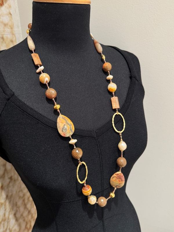 Collana artigianale lunga in agata naturale marrone con cristalli e dettagli dorati. Pezzo unico fatto a mano in Italia, elegante e versatile per look moderni e raffinati. By Ave Caprice.