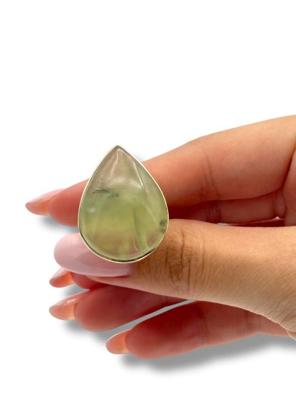 Anello artigianale in argento 925 con grande prehnite verde naturale a forma di goccia. Pezzo unico, fatto a mano in Italia. Armonia tra natura e design. By Ave Caprice.
