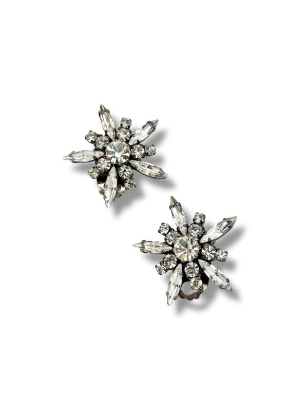 Orecchini a clip in metallo brunito con cristalli luminosi taglio stella, realizzati a mano in Italia. Gioiello artigianale elegante, perfetto per serate speciali. Pezzo unico. By Ave Caprice.