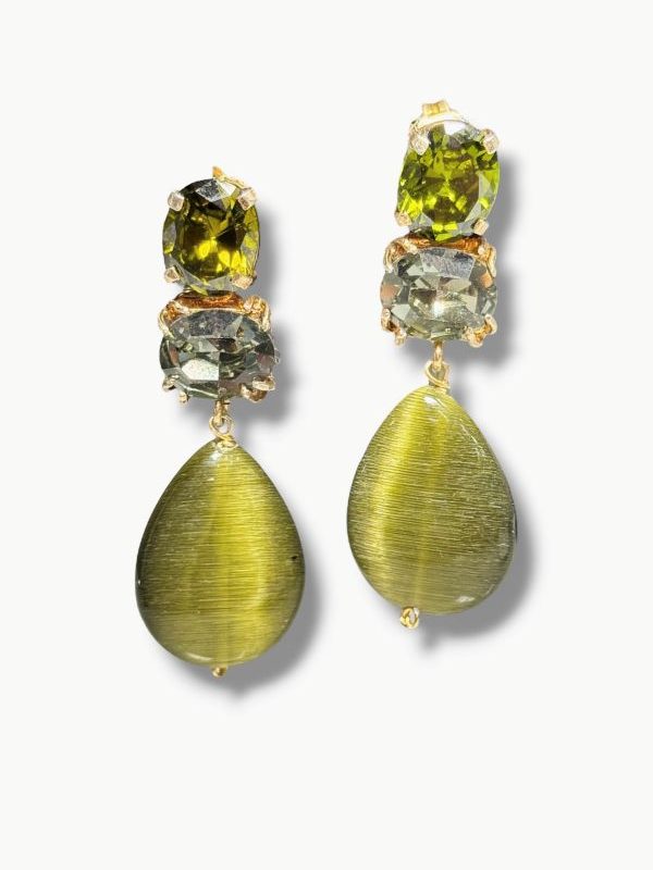 Orecchini pendenti in pietra naturale occhio di gatto e cristalli Swarovski luminosi. Montatura in argento dorato 925. Gioiello artigianale Made in Italy, unico e raffinato. By Ave Caprice.