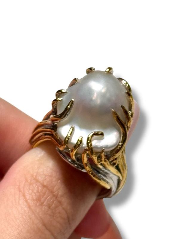 Anello artigianale in argento 925 con perla coltivata scaramazza, montatura bicolore bianco e dorato. Pezzo unico Made in Italy, raffinato e incantevole. By Ave Caprice.