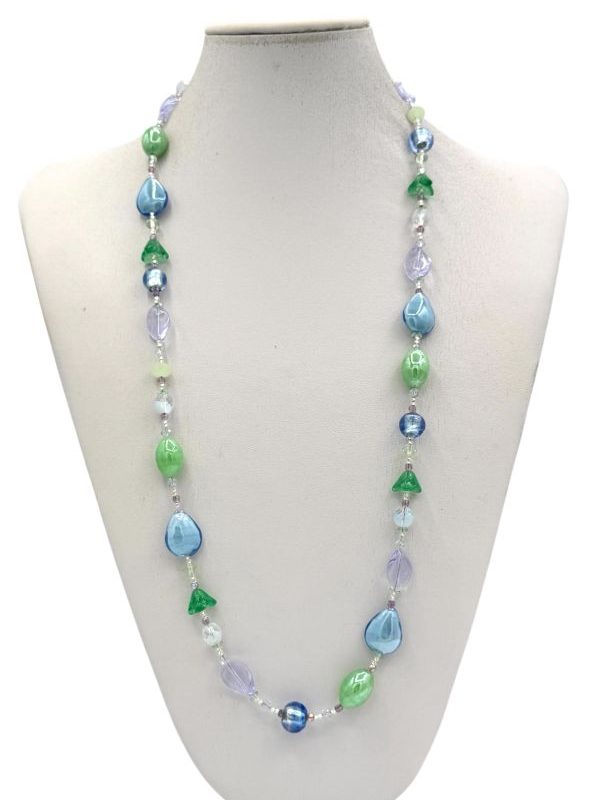 Collana artigianale in vetro e cristalli, con inserti in foglia d’argento. Leggera, luminosa e unica, fatta a mano in Italia. Colori freschi e design vivace. By Ave Caprice.