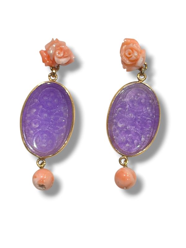 Orecchini pendenti artigianali in corallo e giada intarsiata, montatura in argento 925 dorato. Gioiello unico, elegante e raffinato, Made in Italy. By Ave Caprice.