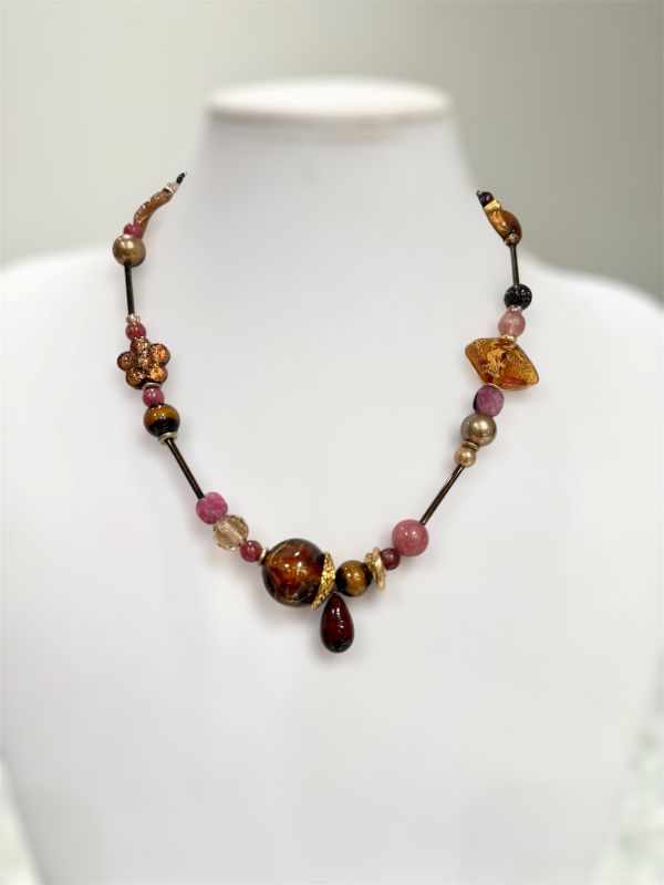 Collana girocollo con cristalli pietre naturali e vetro veneziano, gioiello leggero e alla moda Made in Italy
