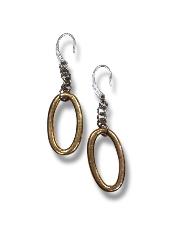 Orecchini pendenti in argento 925 bicolore, dorato e bianco, leggeri e raffinati. Gioiello artigianale fatto a mano in Italia, elegante e versatile per ogni look. By Ave Caprice.