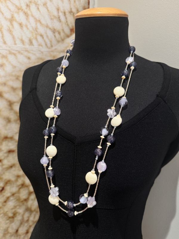 Collana lunga artigianale da donna con perle in vetro di Murano e foglie d’argento. Fatta a mano in Italia con conteria veneziana. Gioiello leggero, elegante e unico. By Ave Caprice.