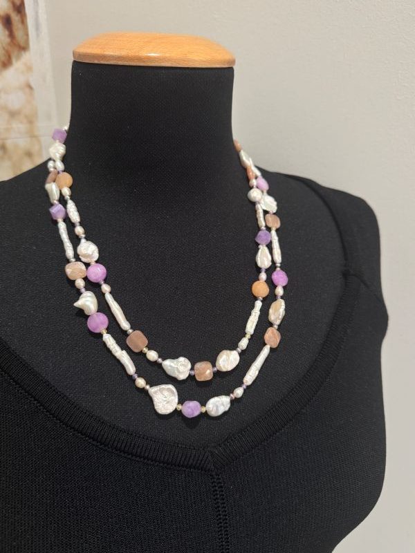 Collana artigianale a due fili con perle coltivate irregolari, agata sfaccettata e pietra del sole. Fatta a mano in Italia, elegante e luminosa, perfetta con ogni look. By Ave Caprice.