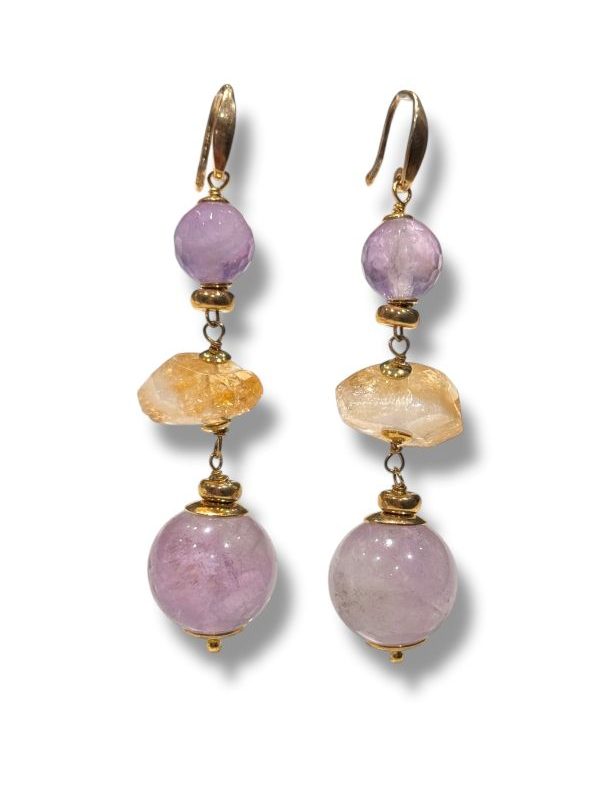 Perfetti per chi ama i colori naturali e sofisticati, questi orecchini completano con charme un look da giorno come da sera. Indossali con abiti in lino, camicie bianche o tessuti fluidi per esaltarne le tonalità dorate e viola. Ideali anche come tocco di luce su un outfit total black o per aggiungere eleganza a un look boho-chic estivo.