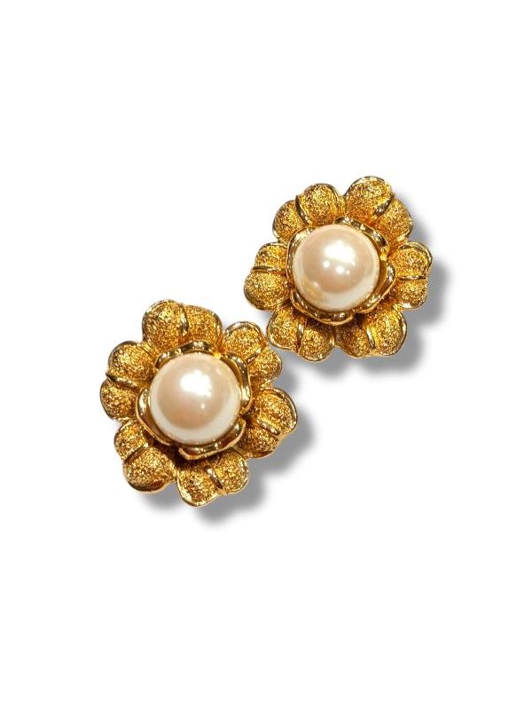 Orecchini a clips floreali in metallo dorato con perla in vetro, eleganti e raffinati. Realizzati a mano in Italia, comodi e unici, perfetti per look speciali. By Ave Caprice.