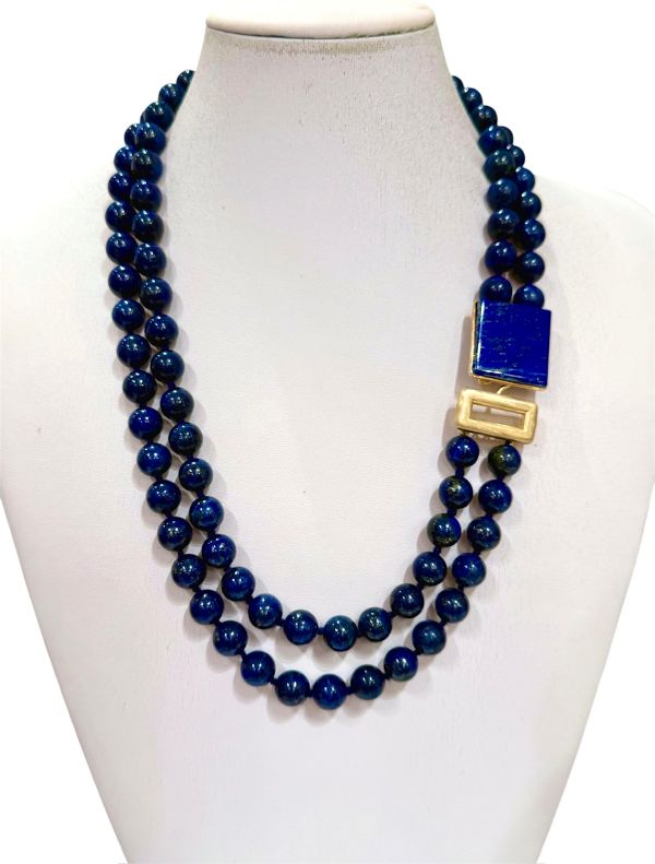 Collana a due fili in lapis naturale con chiusura laterale in argento dorato. Pezzo unico artigianale Made in Italy, elegante e senza tempo.