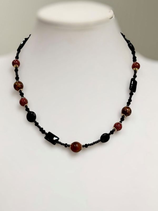 Collana girocollo in onice cristalli e vetro veneziano leggera e alla moda Made in Italy