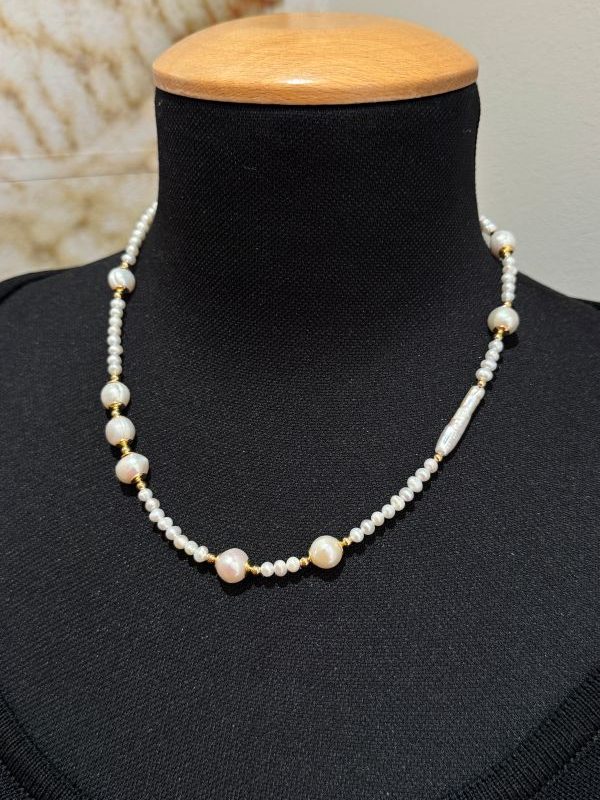 Girocollo artigianale con perle coltivate e inserti in argento 925 dorato. Elegante, originale e Made in Italy, perfetto come idea regalo donna o ragazza. By Ave Caprice.