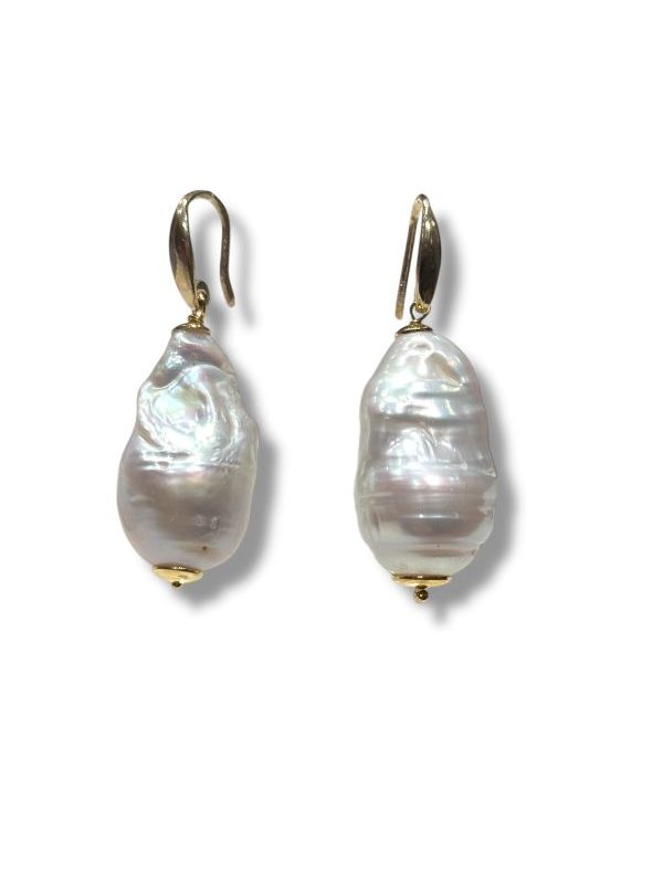 Orecchini pendenti con perla scaramazza e argento 925 dorato, fatti a mano in Italia. Eleganti, raffinati e unici: un gioiello senza tempo perfetto per ogni occasione. By Ave Caprice.