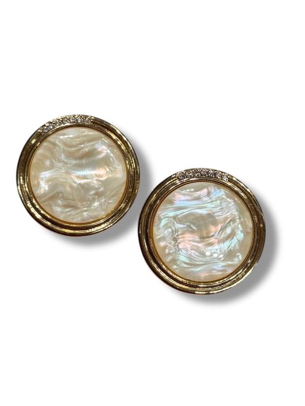 Orecchini a clip dorati madreperla con strass, leggeri e raffinati. Gioiello artigianale Made in Italy, elegante e confortevole senza fori. By Ave Caprice.