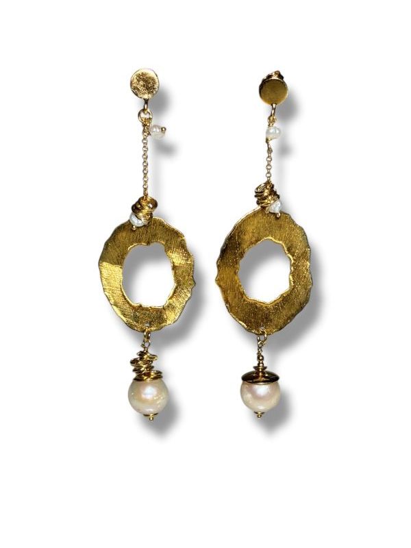 Orecchini pendenti in argento dorato 925 con perle coltivate naturali. Design moderno e artigianale, made in Italy, eleganti e luminosi, perfetti per ogni occasione. By Ave Caprice.