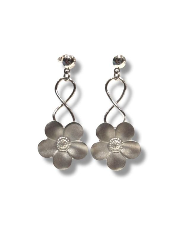 Orecchini pendenti in argento 925 lucido e satinato, con fiore inciso a mano. Eleganti, delicati e made in Italy. Pezzo unico artigianale. By Ave Caprice.