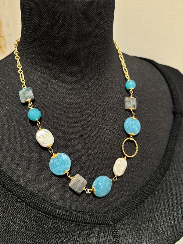 Collana girocollo artigianale in argento dorato con agata azzurra, labradorite e perle scaramazze. Fatta a mano in Italia, elegante e moderna. Idea regalo raffinata per donna. By Ave Caprice.