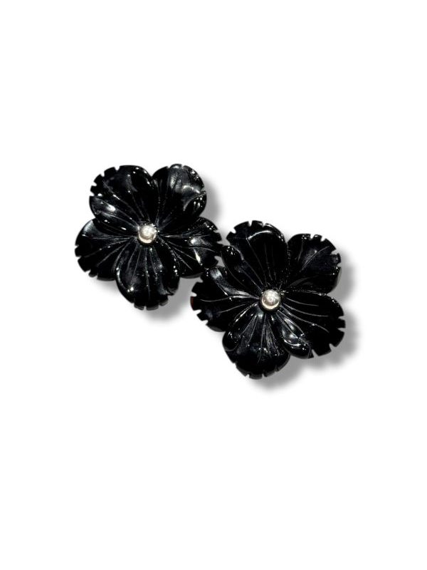 Orecchini fiore in onice nero e argento 925 fatti a mano in Italia. Eleganti, raffinati e confortevoli con chiusura perno clip. Pezzo unico artigianale. By Ave Caprice.