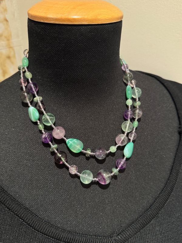 Collana artigianale a due fili con conteria veneziana, ametista, fluorite e agata. Gioiello fatto a mano in Italia, pezzo unico elegante e raffinato. By Ave Caprice.