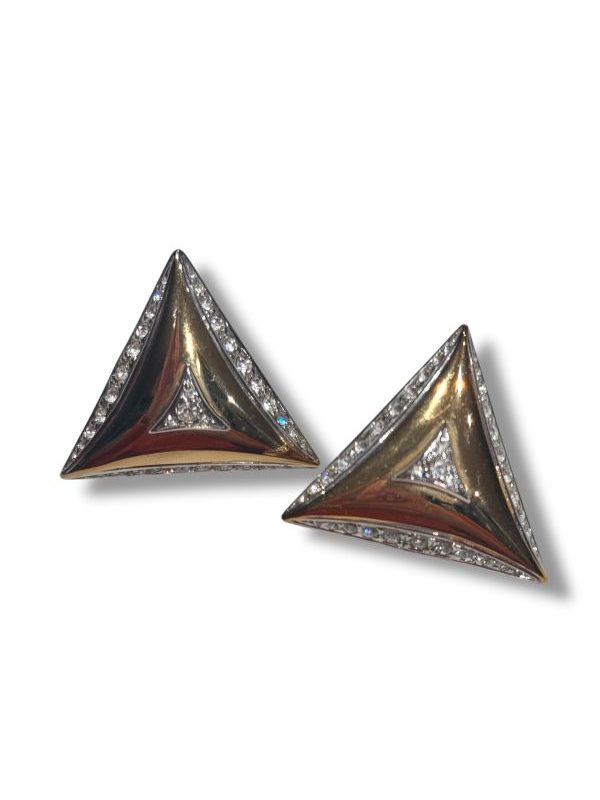 Orecchini a clip triangolari in metallo dorato con cristalli luminosi. Gioiello statement anni ’80 rivisitato in chiave moderna. Made in Italy, pezzo unico. By Ave Caprice.