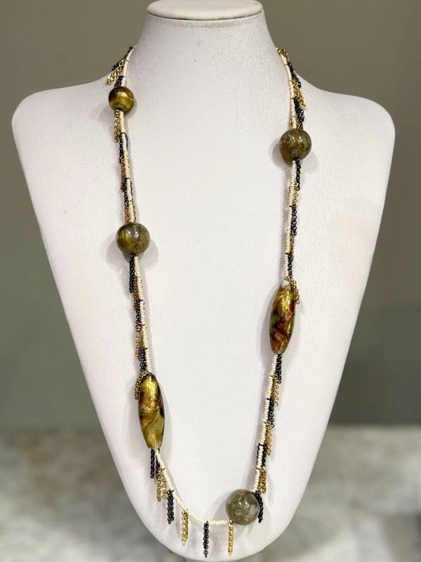 Collana lunga con Vetro di Murano pietre naturali e piccoli ciondoli di catena