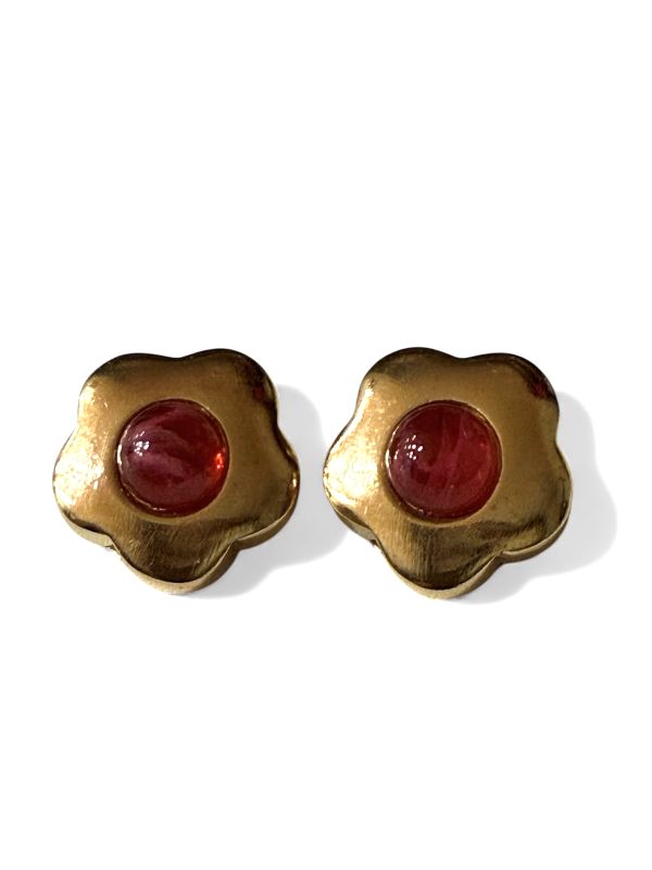 Orecchino dorato a clip fiore con cabochon rosso rubino