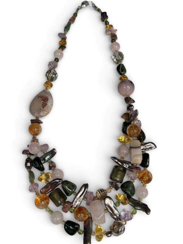 Collana donna in pietre dure naturali con quarzi e agate in vari colori e forme