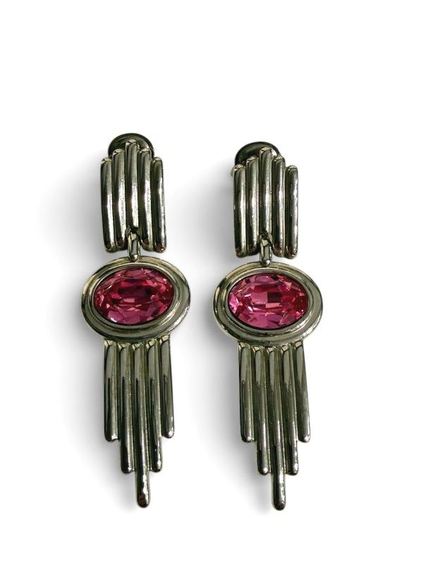 Orecchino a clip pendente in metallo rodiato con grande strass rosa