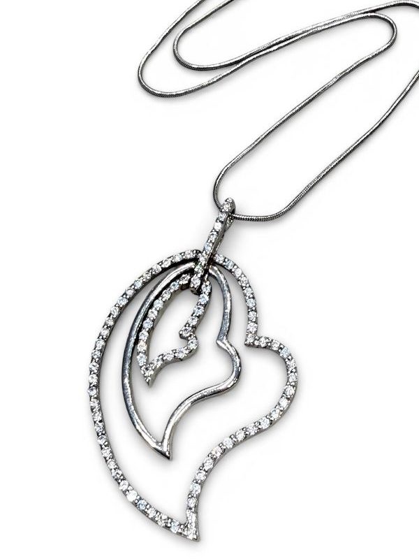 Collana in argento con cionsolo a cuore stilizzato formato da tre elementi con zirconi