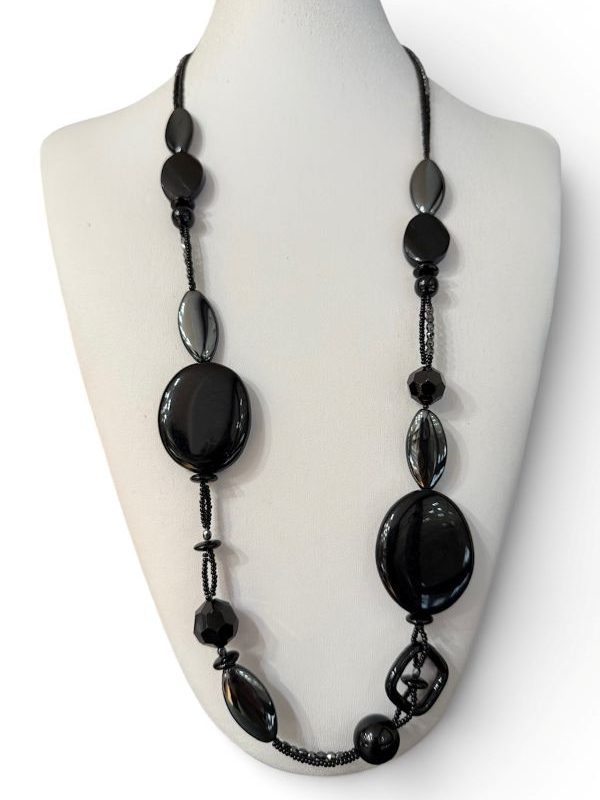 Collana donna lunga nera con resine e vetro