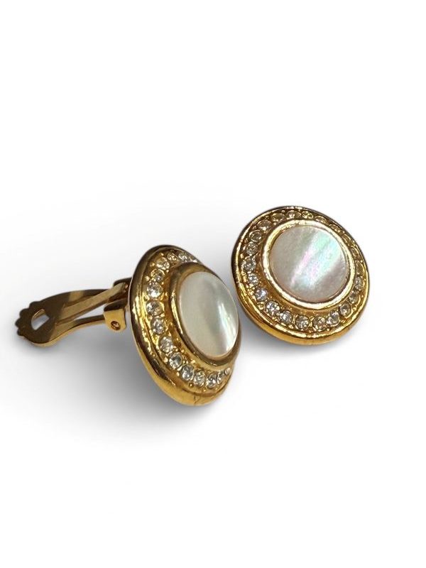 Orecchino a clip , bottone con madreperla centrale in metallo dorato con strass