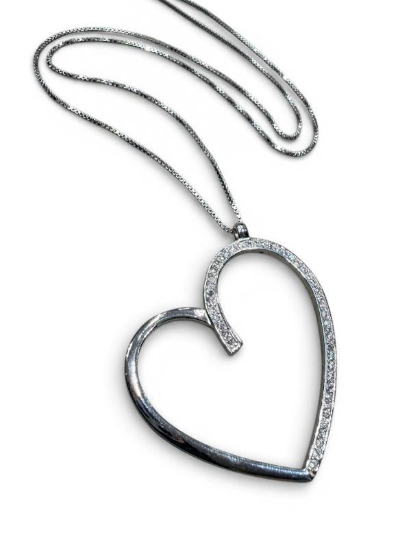 Collana in argento con ciondolo cuore con zirconi